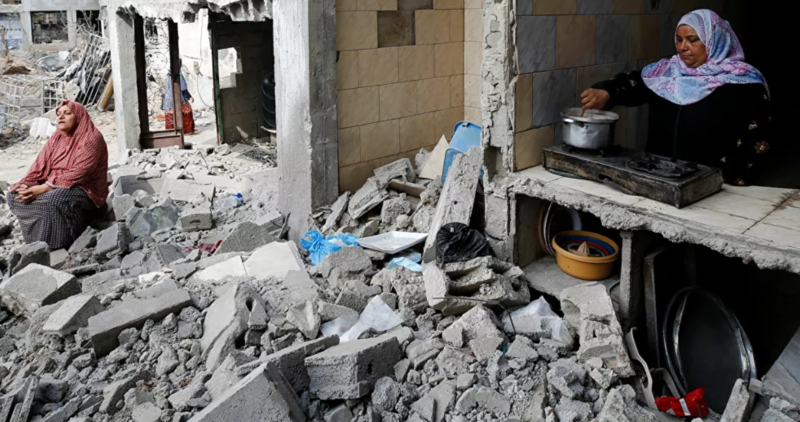 ملف:سيدتان فلسطيتينتان تضرر منزلهما جراء القصف الإسرائيلي لغزة، 2021.PNG