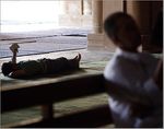 شاب يقرأ القرآن في مسجد ابن طولون بالقاهرة قبل صلاة المغرب 20 يوليو 2012.