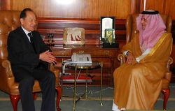 وو سي‌كى ووزير الخارجية السعودي السابق سعود الفيصل، أثناء زيارة سي‌كى للسعودية في 29 أكتوبر 2011.