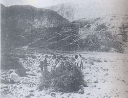 بعض الخبراء وزوجاتهم أثناء جمع بعض الصخور بجوار جبال سيناء أثناء الرحلة، دير سانت كاترين، 1963.