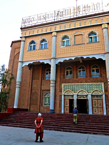 ملف:Photo of the front of the Hotan Museum.jpg