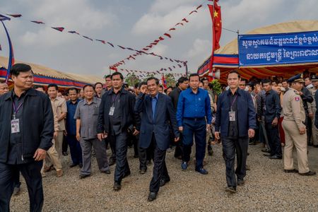 رئيس الوزراء الكمبودي هون سن، في الوسط، في حفل وضع حجر الأساس لجسر تبنيه الصين في كمبوديا.