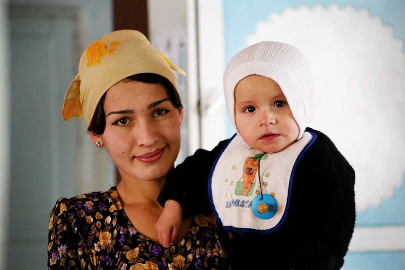ملف:Woman and child from Tajikistan.jpg