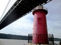 Little Red Lighthouse تحت جسر جورج واشنطن. الجسر يربط واشنطن هايتس في منهاتن العليا عبر نهر هدسون بـفورت لي، نيوجرزي، وهو أزحم جسر سيارات في العالم.[1][2]