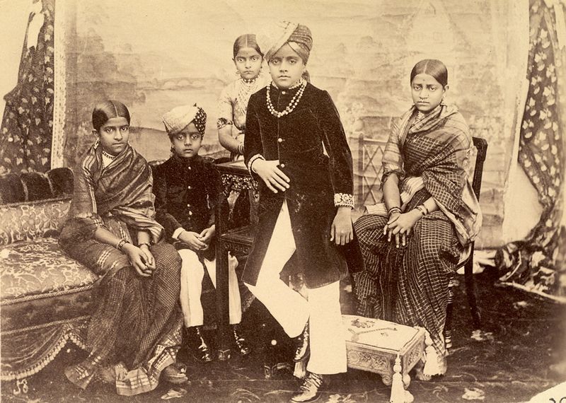 ملف:Group portrait of the Maharaja of Mysore and his brothers and sisters.jpg