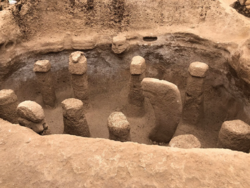 تحتوي إحدى الغرف بالموقع على 11 قضيباً عملاقاً منحوتة من حجر الأساس - وهي واحدة من أقدم الأمثلة على رمزية القضيب.