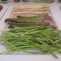 Three types of asparagus are on display, with white asparagus at the back and green asparagus in the middle. The plant at the front is Ornithogalum pyrenaicum, commonly called wild asparagus, and sometimes "bath asparagus"