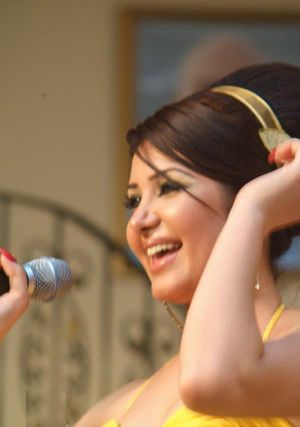دالي تؤدي أغنية في الأردن