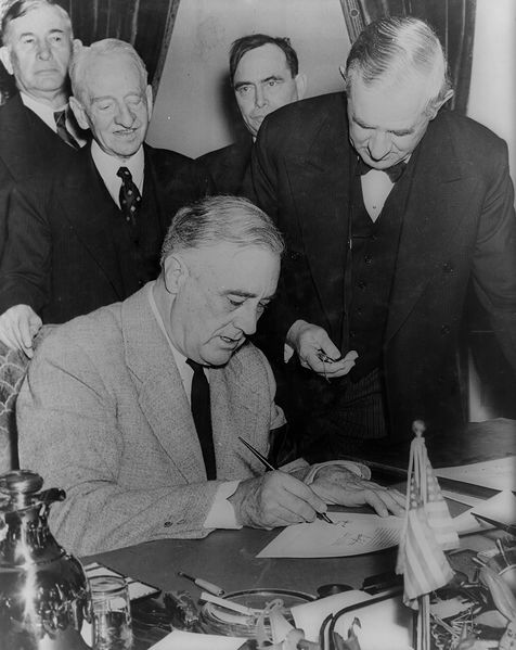 ملف:Franklin Roosevelt signing declaration of war against Japan December 1941.jpg