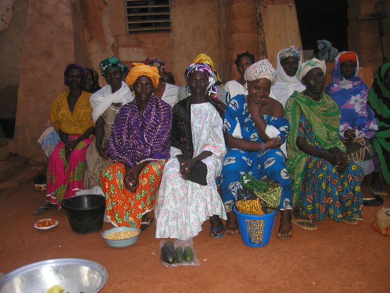ملف:Burkina Faso - Bobo Vendors.jpg