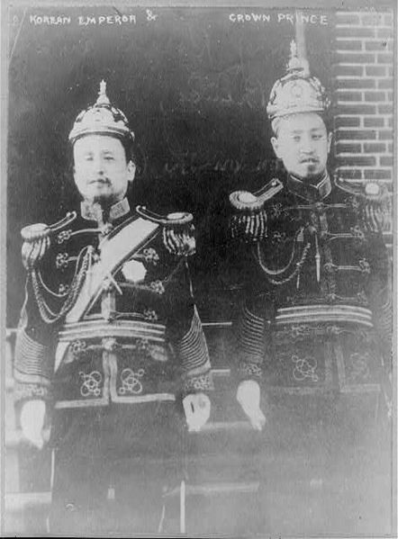 ملف:Korean Emperor Kojong and Crown Prince Yi Wang.jpg