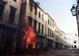في المراحل الأولى من الحرب، تعرضت المدن الكرواتية لقصف شديد من الجيش الشعبي اليوغسلاڤي. أضرار القصف في دوبروڤنيك: شارع سترادون في المدينة المسورة (يسار) وخريطة المدينة المسوّرة بالأضرار مُبينة (يمين)