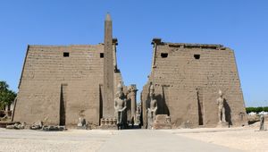 Pylons and obelisk Luxor temple.JPG
