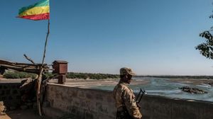 أحد أفراد القوات الخاصة في أمهرة يراقب عند المعبر الحدودي مع إريتريا