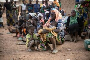 نساء وأطفال خارج منزل في منطقة تستقبل نازحين من شمال بوركينا فاسو في كايا، 2 فبراير 2020