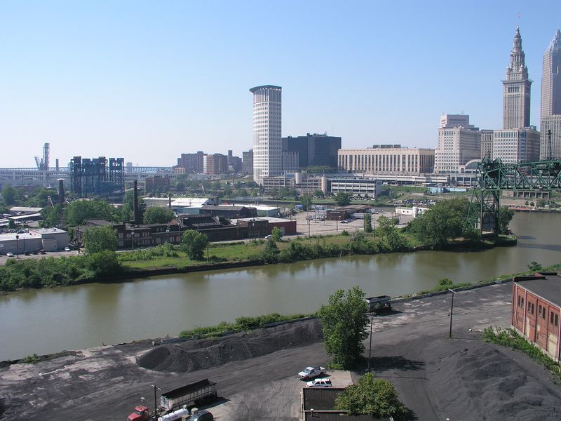 ملف:Cuyahoga river and downtown cleveland.jpg