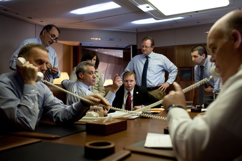 ملف:The President’s aides gathered in the conference room of Air Force One, 2009.jpg