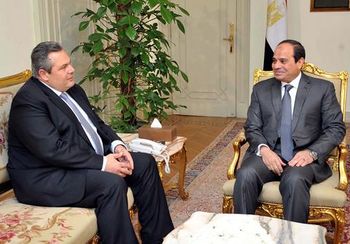 الرئيس المصري عبد الفتاح السيسي ووزير الدفاع اليوناني بانوس كاميلوس، القاهرة، 22 أبريل 2015.