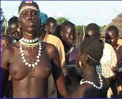 فتيات من قبيلة لوو في كواجوك يحيين حاكم ولاية واراپ الجديد