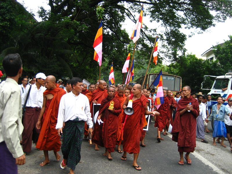 ملف:2007 Myanmar protests 11.jpg