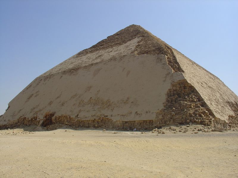 ملف:Snofru's Bent Pyramid in Dahshur.JPG