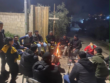 الفلسطينيون في حوارة يرابطون طوال الليل خارج منازلهم لحماية عائلاتهم من هجمات المستوطنين الإسرائيلين (1 مارس 2023)