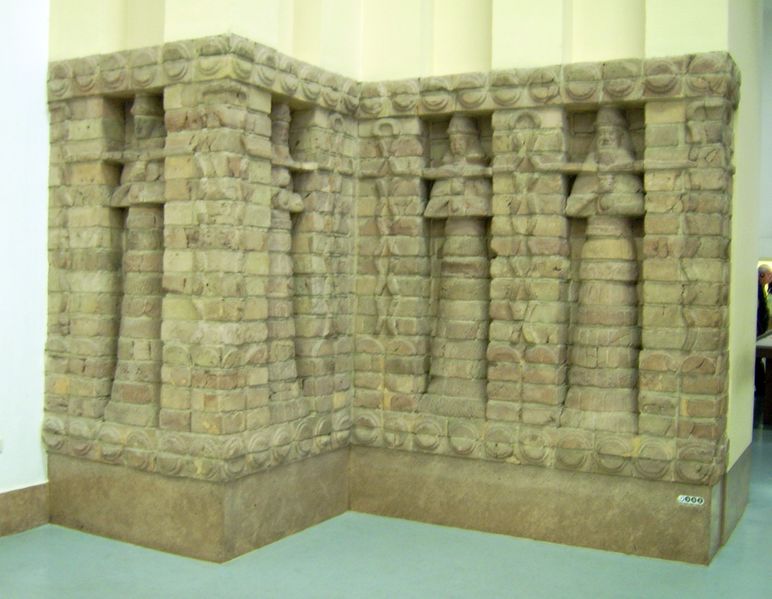 ملف:Part of front of Inanna temple of Kara Indasch from Uruk Vorderasiatisches Museum Berlin.jpg
