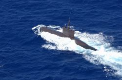 بحرية جمهورية كوريا (ROK) Chang Bogo من الطراز 209/1200 Submarine Nadaeyong (SS 069) تطفو إلى السطح أثناء SINKEX لحافة الهادي RIMPAC لعام 2002.