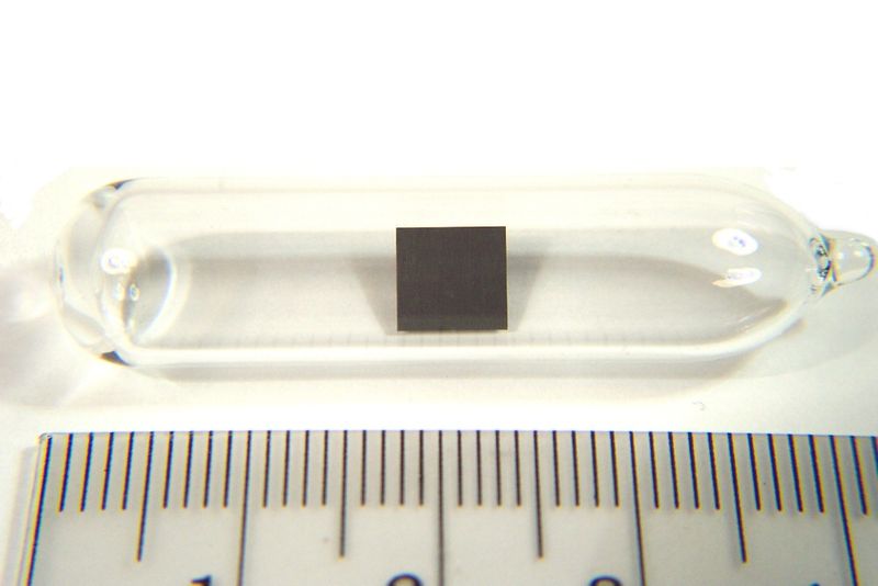 ملف:Thorium sample 0.1g.jpg