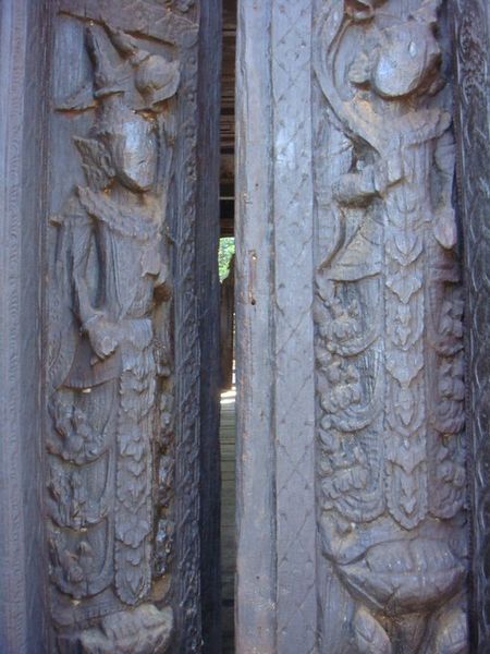 ملف:Myanmar crafted door.jpg