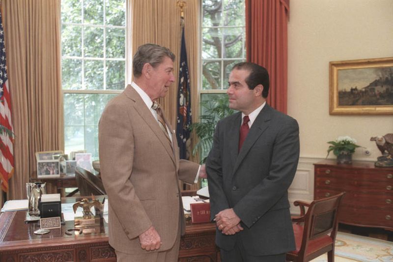 ملف:President Ronald Reagan and Judge Antonin Scalia confer in the Oval Office, July 7, 1986.jpg