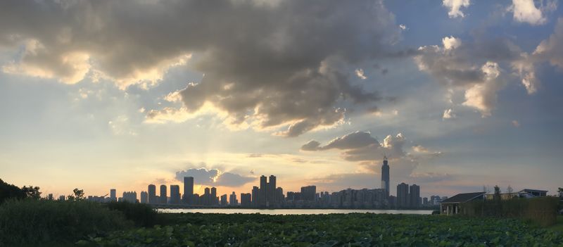 ملف:Skyline of Wuhan-2.jpg