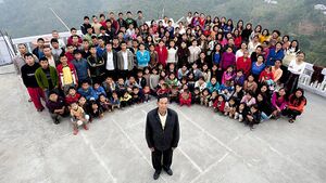Ziona with 39 wives and 94 children.jpg