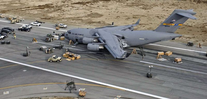 ملف:C-17A 06-0002 No-wheels Landing Bagram Afghanistan lg.jpg