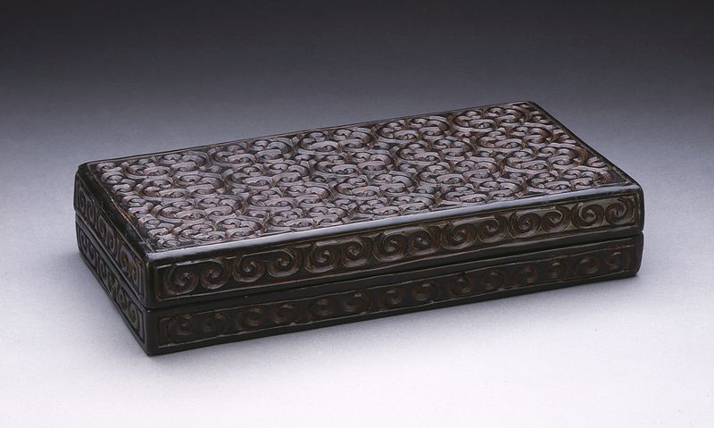 ملف:Rectangular Box (Changfang He) with Sword-Pommel Pattern LACMA M.84.121.1a-b.jpg