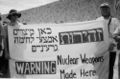 ناشطون إسرائيليون يحملون لافتة للتحذير من تصنيع ملف:أسلحة نووية في مفاعل ديمونة 1998.