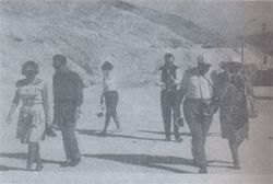 مجموعة من الخبراء الألمان أثناء زيارتهم البر الغربي للأقصر، يناير 1963.