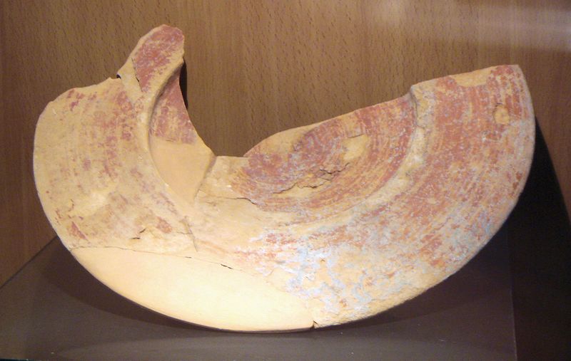 ملف:Phenician plate with red slip 7th century BCE excavated in Mogador island.jpg