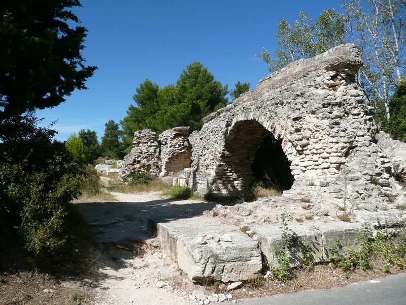 ملف:Barbegal aqueduct 01.jpg
