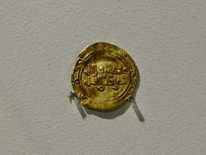 Museo de Albacete. Dinar fatimí de az-Zahir (1021-1036).jpg