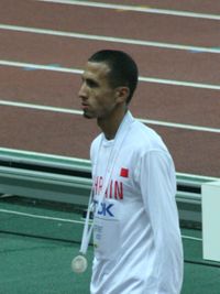 راشد رمزي متقلداً ميداليته الفضية للجري 1500 متر رجال في بطولة العالم لألعاب القوى عام 2007