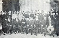 President Venceslau Brás and his cabinet in 1915: Marshal José Caetano de Faria (War), Augusto Tavares de Lima (Transportation), Lauro Müller (Foreign Affairs) and Admiral Alexandrino de Faria Alencar (Navy). Around him, senators, congressmen and journalists.