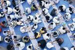 مسلمون يتناول إفطار رمضان في المسجد الكويتي بالديرة، الإمارات العربية المتحدة، 28 أغسطس، 2010.