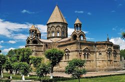 كاتدرائية إچميادزين في أرمينيا، المبنى الأصلي اكتمل في 303م، وهي مركز ديني في أرمينيا. وهي موقع تراث عالمي من اليونسكو.