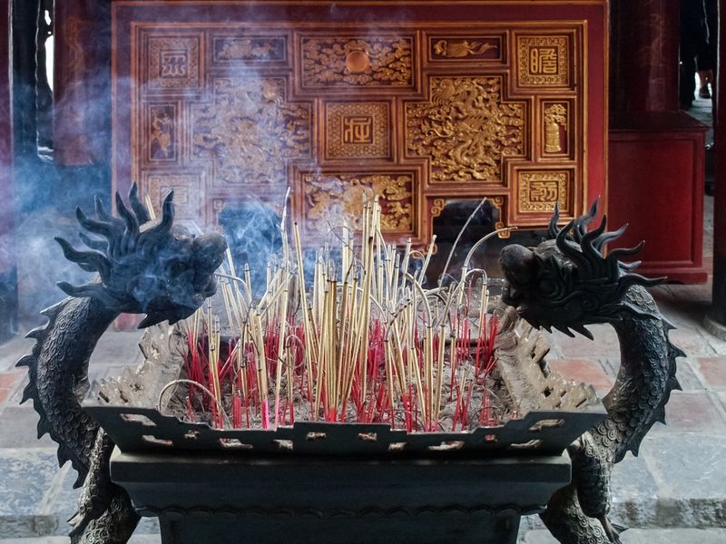 ملف:Hanoi Temple of Literature incense.jpg