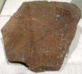 كسرة فخارية منقوش عليها سرخ واسم الفرعون نارمر، معروضة في متحف الفنون الجميلة، بوسطن.