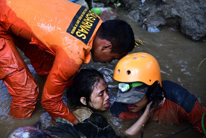 ملف:Rescuers try to free a 15-year-old earthquake survivor who was trapped in the flooded ruins of a collapsed house in Palu on September 30.jpg
