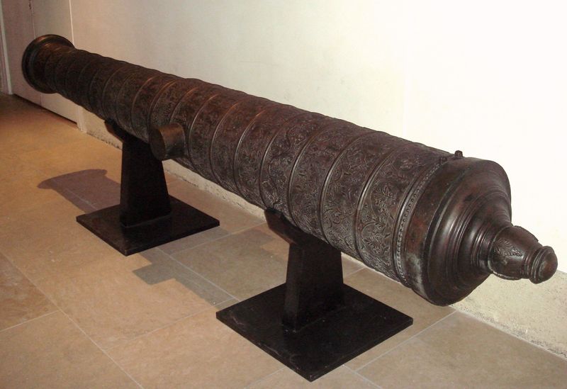 ملف:Ottoman cannon end of 16th century length 385cm cal 178mm weight 2910 stone projectile founded 8 October 1581 Alger seized 1830.jpg