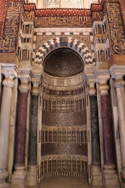 ملف:Cairo, madrasa del sultano qalaun, mausoleo, interno, mihrab.JPG