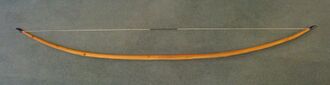 English longbow made of yew. It is 6 أقدام 6 بوصات (1.98 m) long with a draw force of 110 قوة أرطال (470 N).